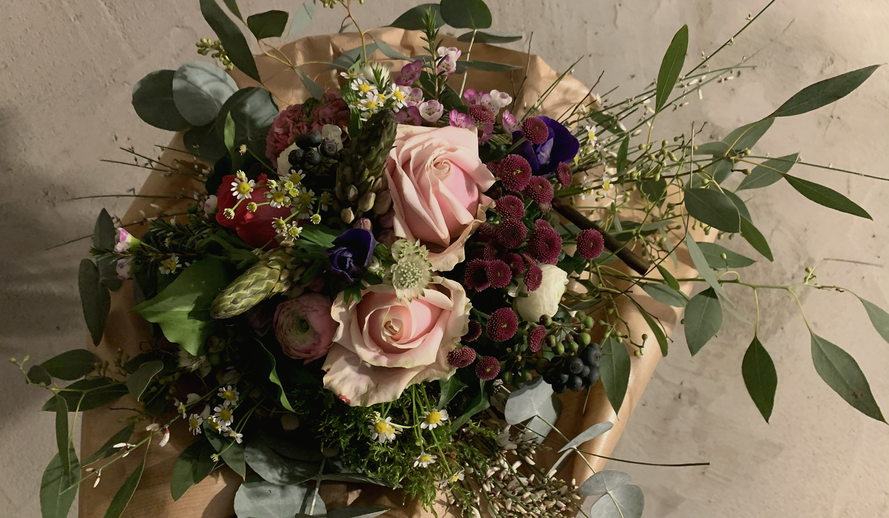 Natürlich gebundener Blumenstrauß in Rosé, Grün und Beerentönen mit feinen floralen Details