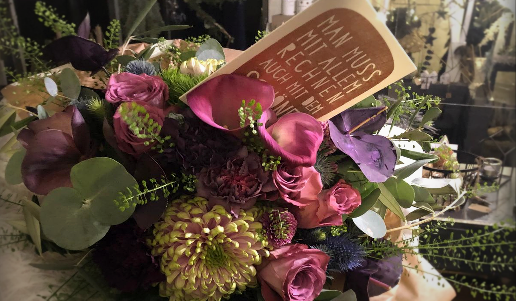 Persönlicher Blumenstrauß mit Karte in warmen Rosé-, Grün- und Naturtönen